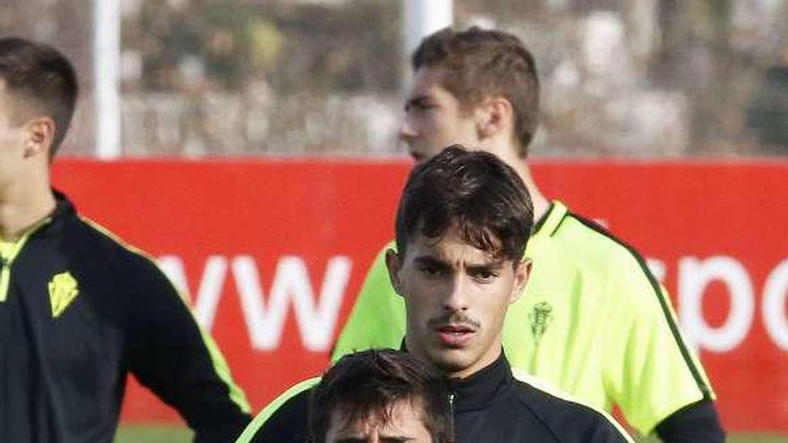 Pablo Pérez, en primer término, ante Cordero y Gragera.