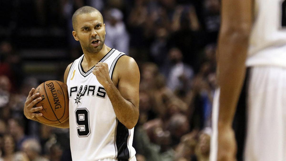 Tony Parker celebra la victoria de los Spurs ante los Mavericks tras anotar el triple decisivo