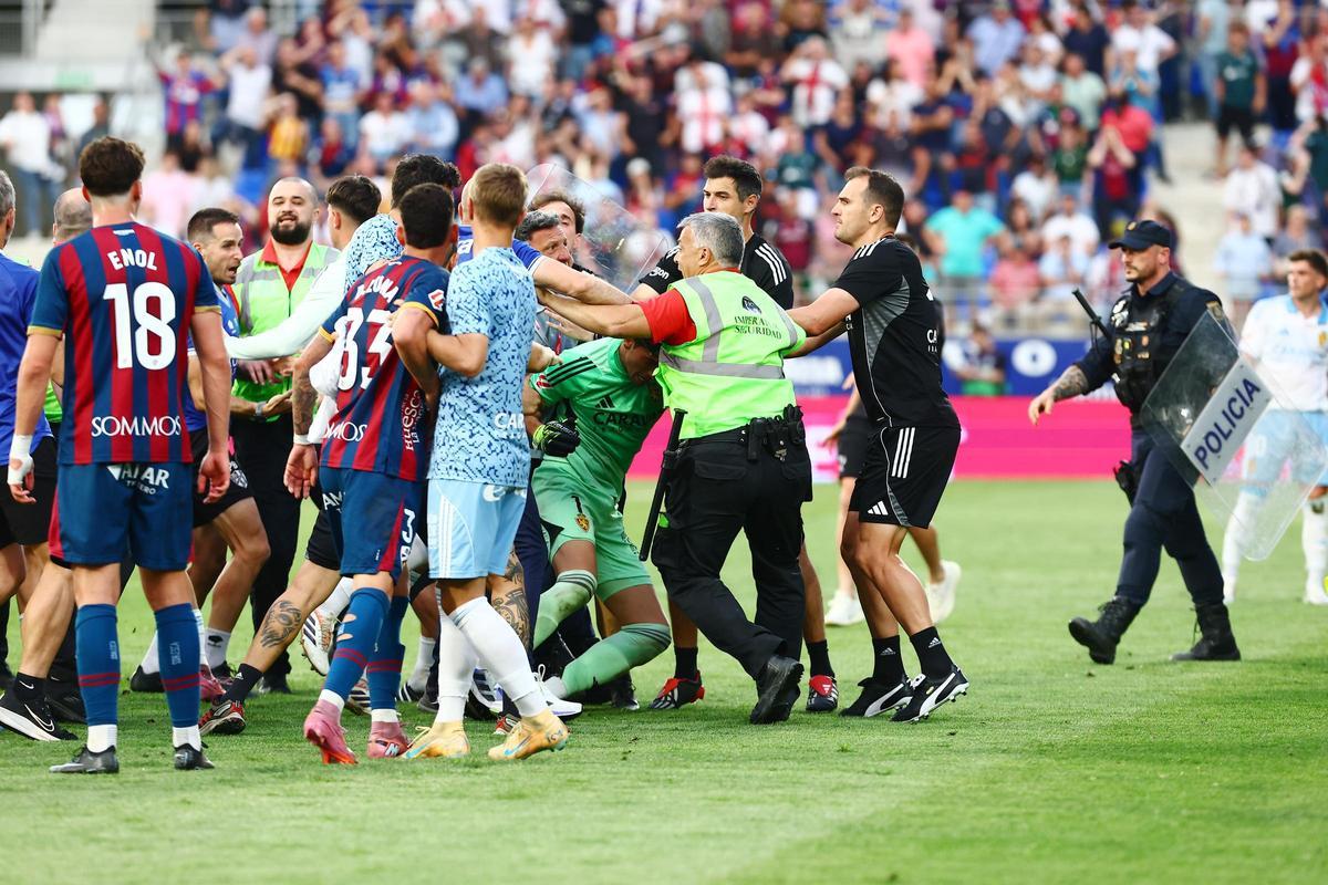 Trifulca al final del partido tras el puñetazo de Andrada a Pulido.