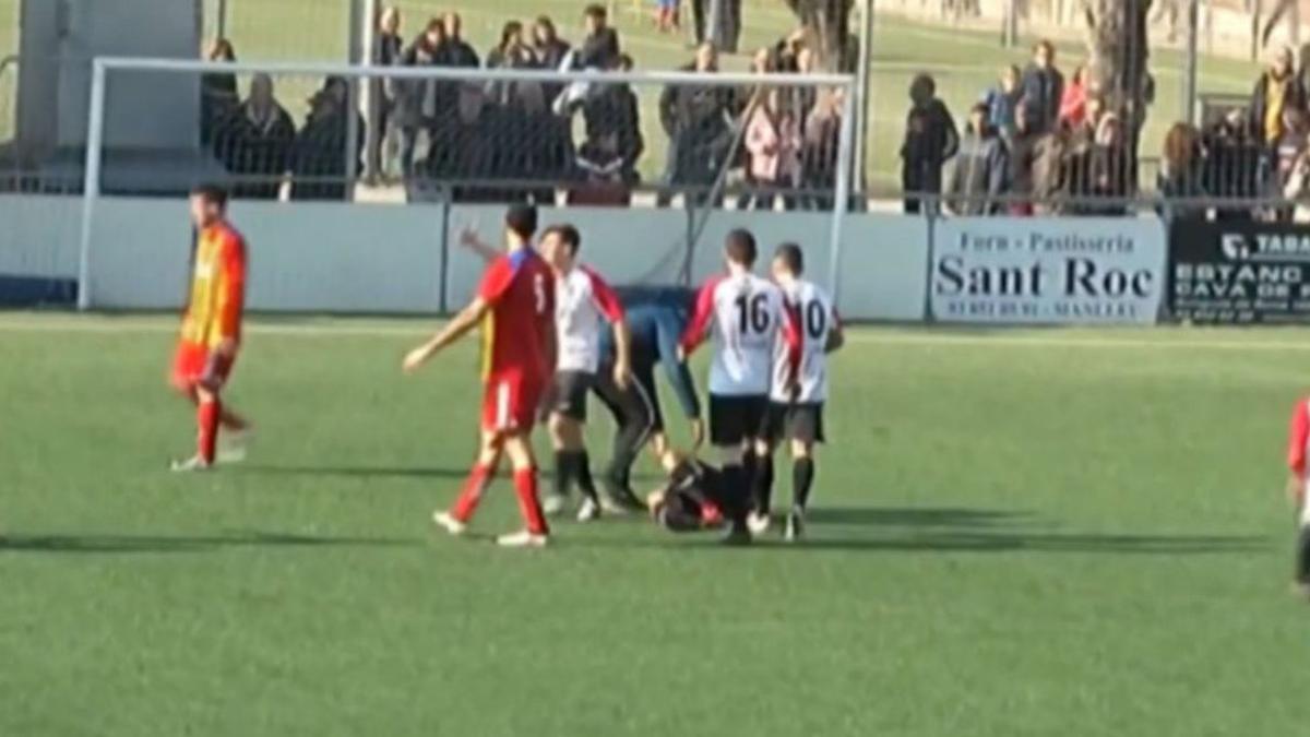 Brutal agresión del portero del Manlleu al árbitro