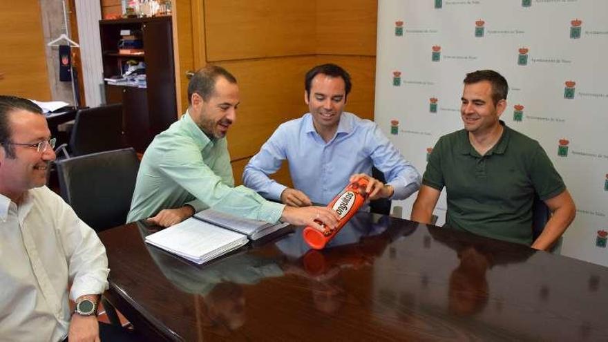 Fernando Renta, general manager de Chocolates Lacasa; Ángel García, alcalde de Siero; Lucas Lacasa, director general de la empresa, y José Antonio García, director de la fábrica sierense.