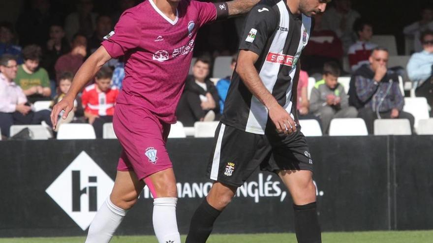 Neftalí, capitán del Jumilla, consuela al delantero Arturo después de fallar una ocasión.