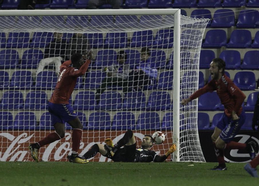 Dos errores del meta gaditano condenan al Hércules en su mejor partido de la temporada.