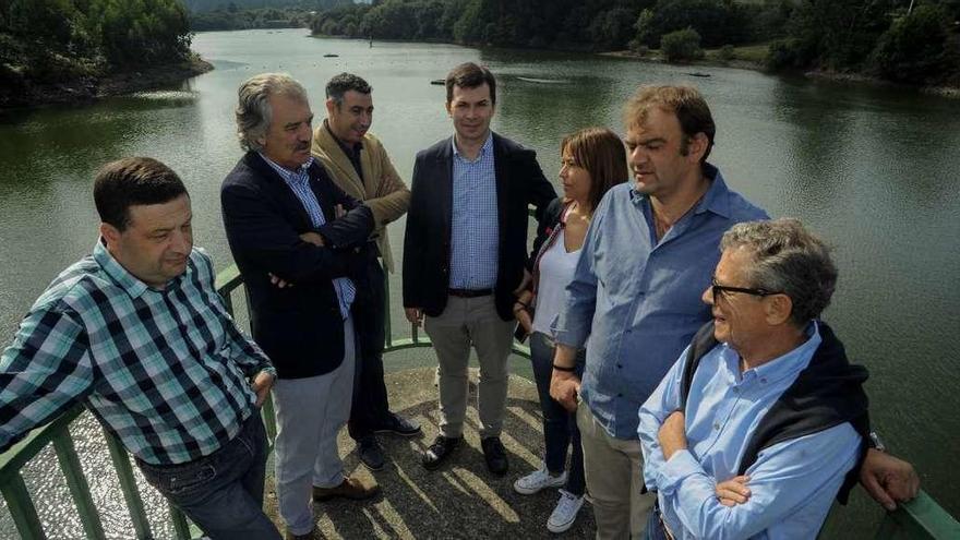 Los alcaldes de Caldas y Cuntis y varios ediles de la oposición de Moraña con Gonzalo Caballero, ayer, en el embalse del Umia. // Iñaki Abella