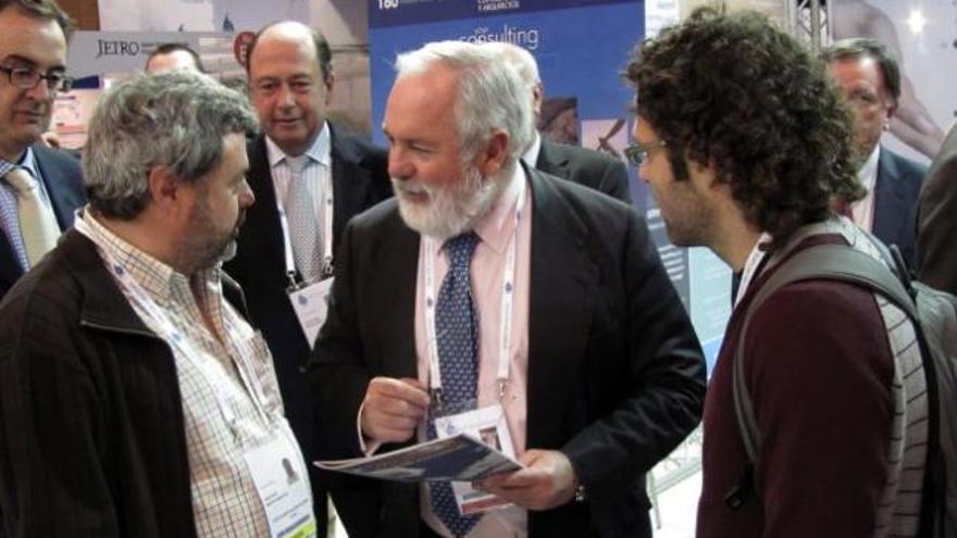 Cañete habla, ayer, con ecologistas que le han pedido que cambie la Ley de Aguas.