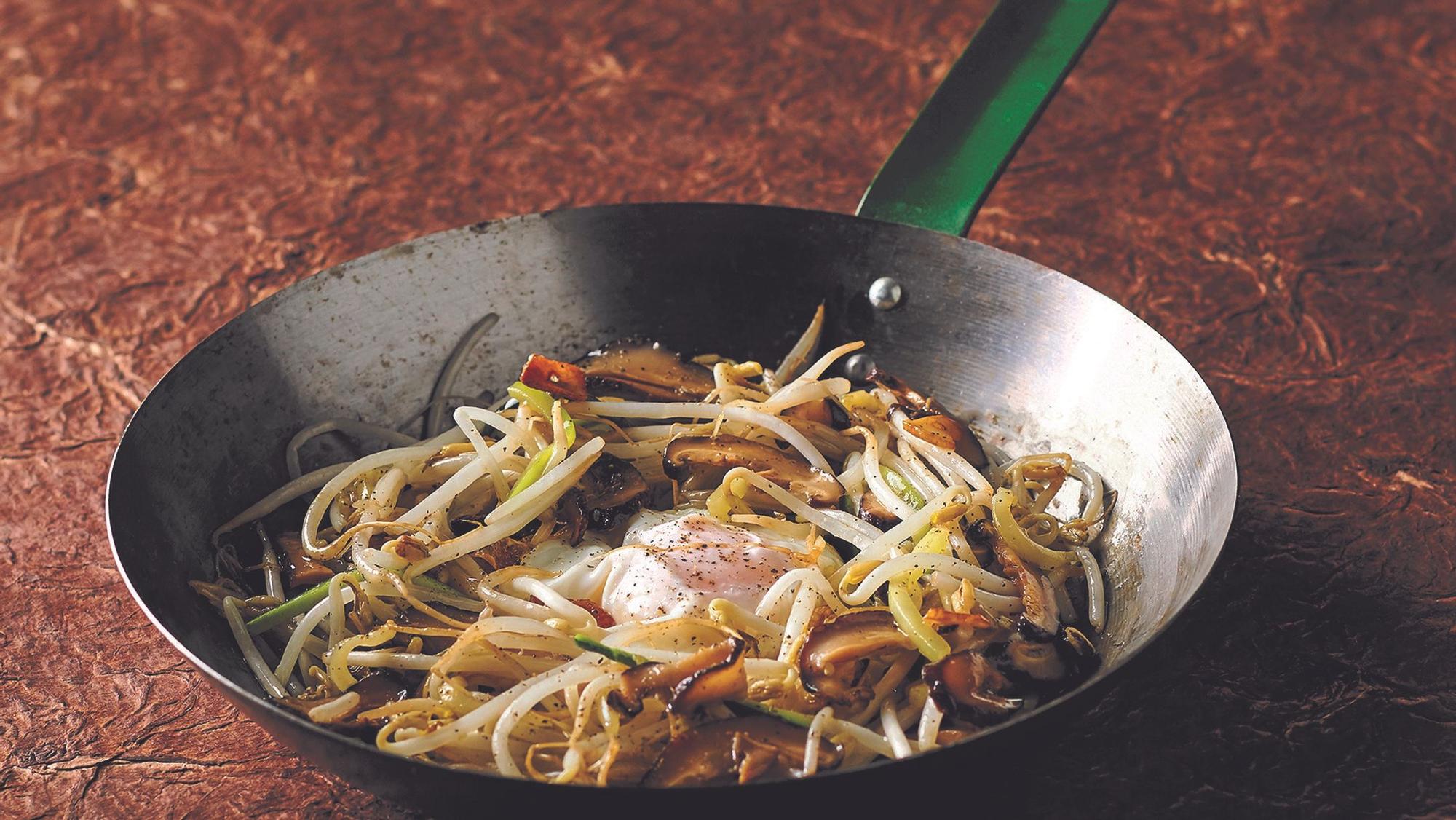 Brotes de soja al ajillo con huevos fritos del libro 'Vegetales a todo color', de Albert Adrià