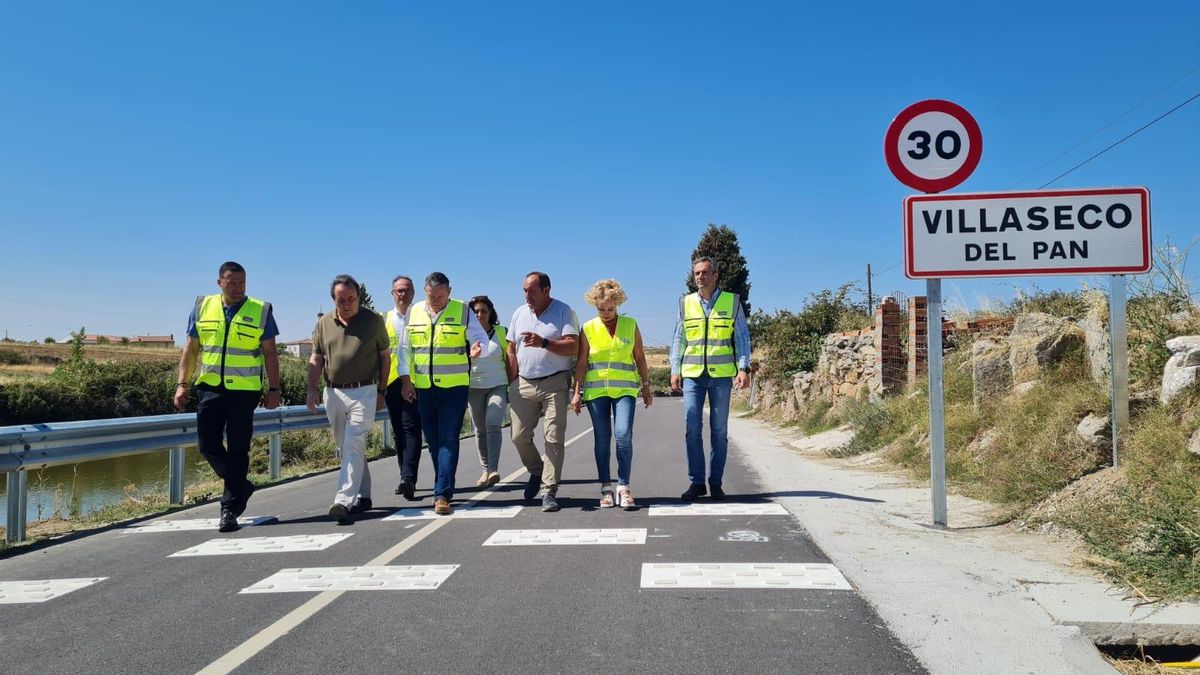 Javer Faúndez visita junto a representantes municipales y provinciales la mejora de la carretera entre Almaraz de Duero y Villaseco del Pan.