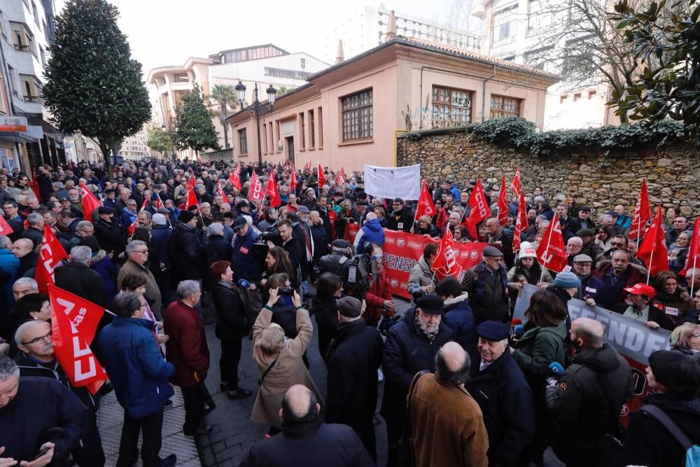 Manifestación de los jubilados frente a la sede de la Seguridad Social