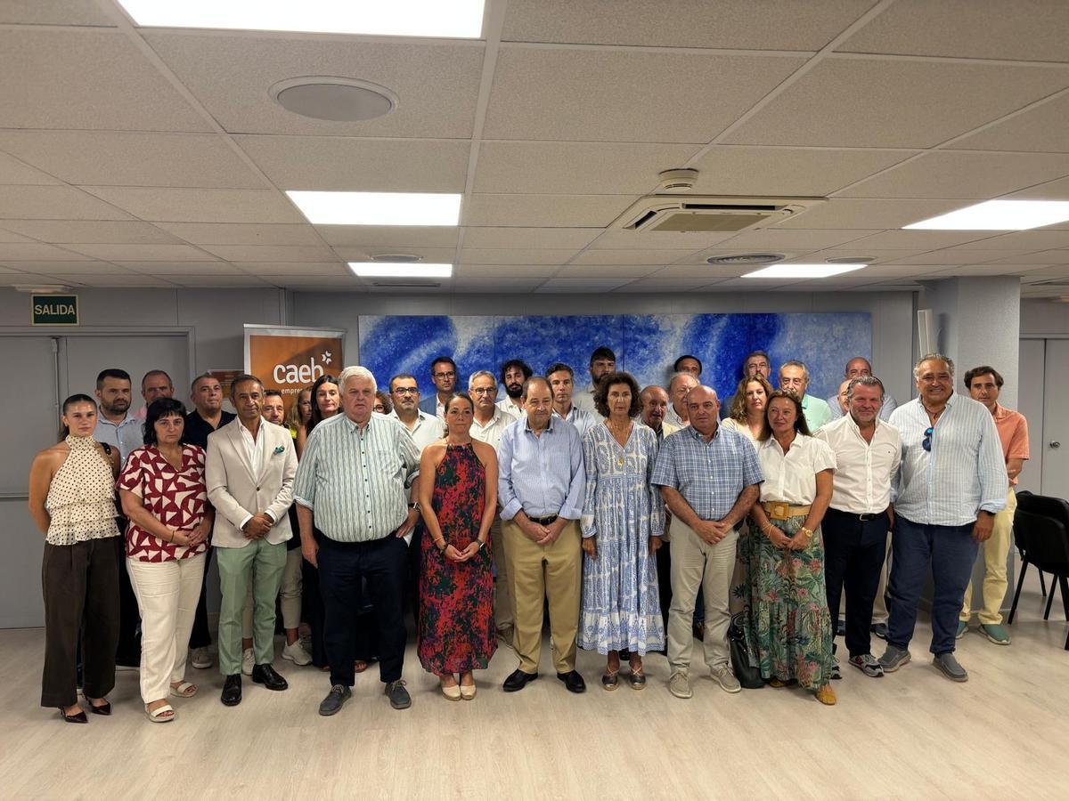 Foto de familia tras la rueda de prensa en CAEB con Carmen Planas, sus vicepresidentes y representantes de asociaciones empresariales.