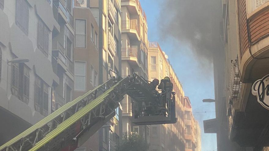 Evacuación a través de la escalera mecánica de los bomberos