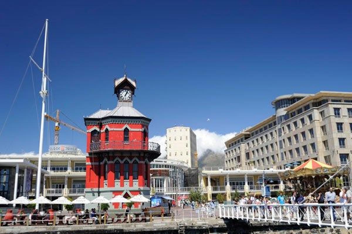 La Torre del Reloj del muelle Victoria y Alfred es uno de los emblemas de Ciudad del Cabo