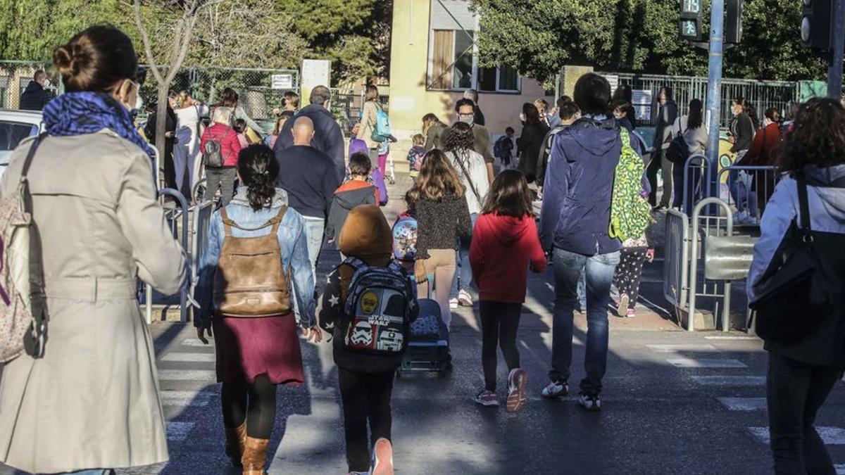 El Govern retira l’obligatorietat de portar la mascareta a les escoles a l’hora del pati