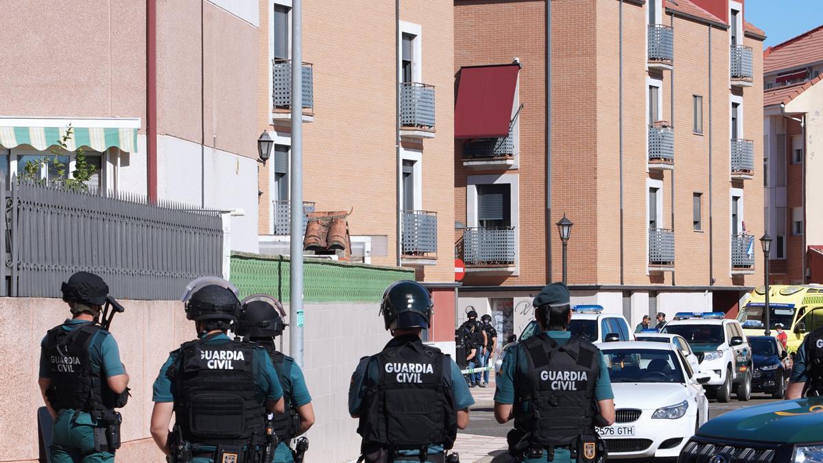 Miembros de la Guardia Civil durante el operativo en Santovenia de Pisuerga, Valladolid.
