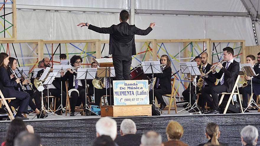 Concierto de la Banda de Muimenta, ayer, en la carpa del Campo da Feira Vello.   | // BERNABÉ/JAVIER LALÍN