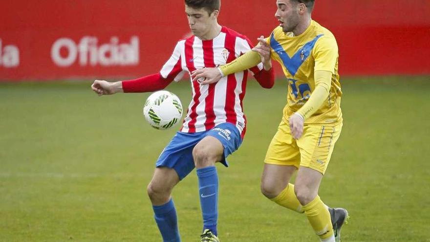 Nacho Méndez controla el balón ante la presión de un jugador del Badalona.