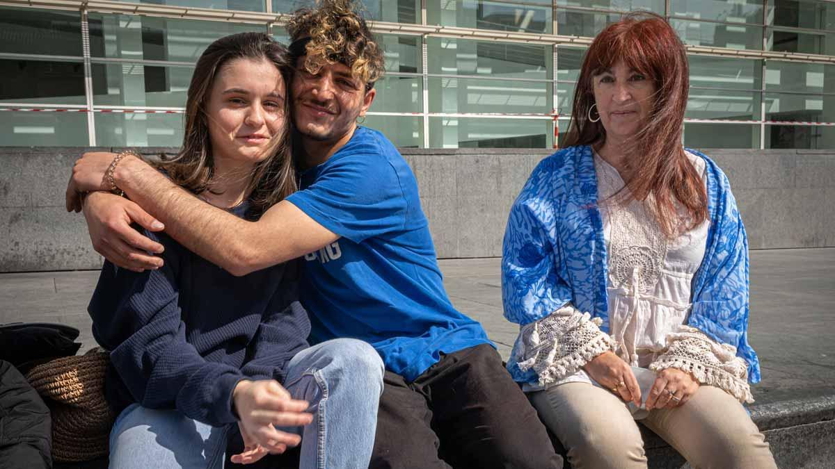 Martina, Didi y Amparo en la plaza de los Àngels, este miércoles.