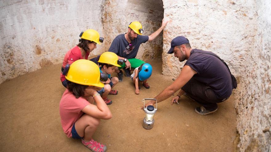 Una família durant una visita guiada al Castell.