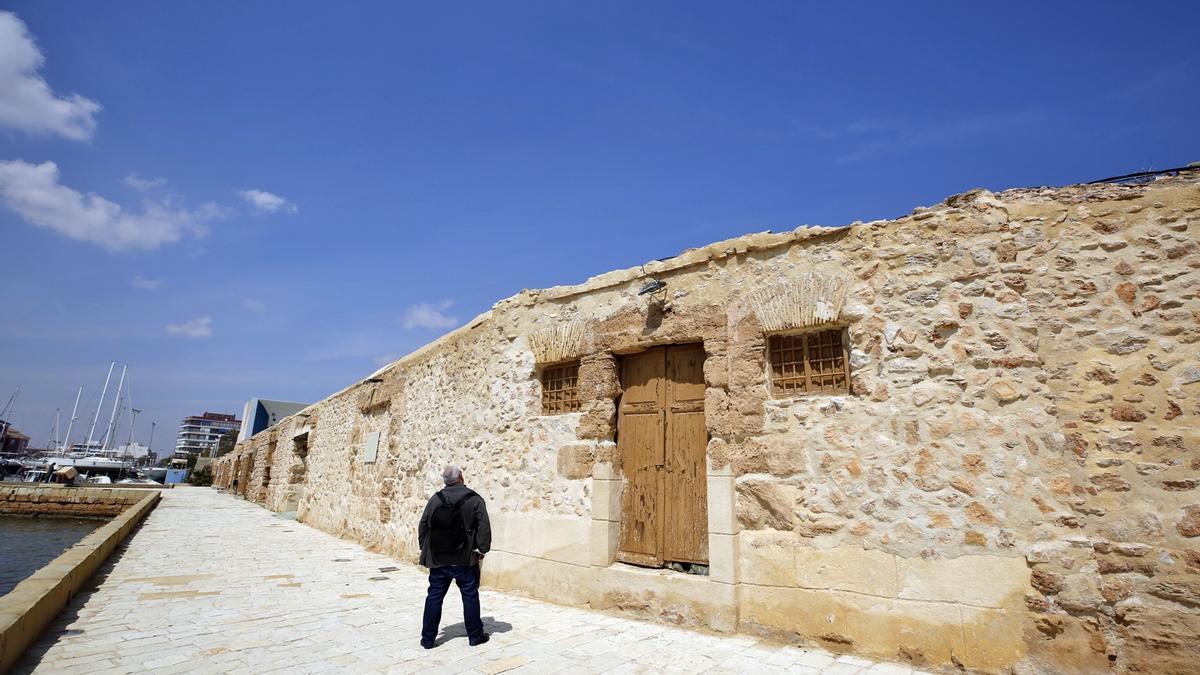 Imagen del muro principal del recinto de las Eras de la Sal de Torrevieja