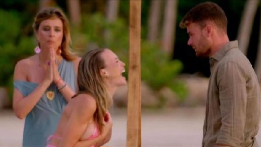 Almudena se desgarra en el espejo de 'La isla de las tentaciones' y Sandra Barneda se lleva un golpe: "Esto va a tener consecuencias"