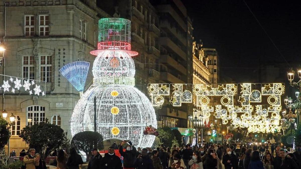 El muñeco de nieve, uno de los símbolos de las luces de Navidad, también permanecerá encendido una semana más.