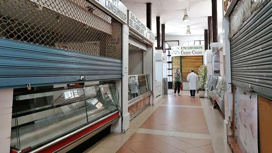 Puestos cerrados situados en uno de los pasillos interiores del Mercado de Abastos de Toro.