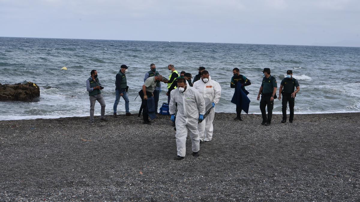 La Guardia Civil de Ceuta recupera en aguas próximas a la playa del Tarajal el cadáver de un joven marroquí