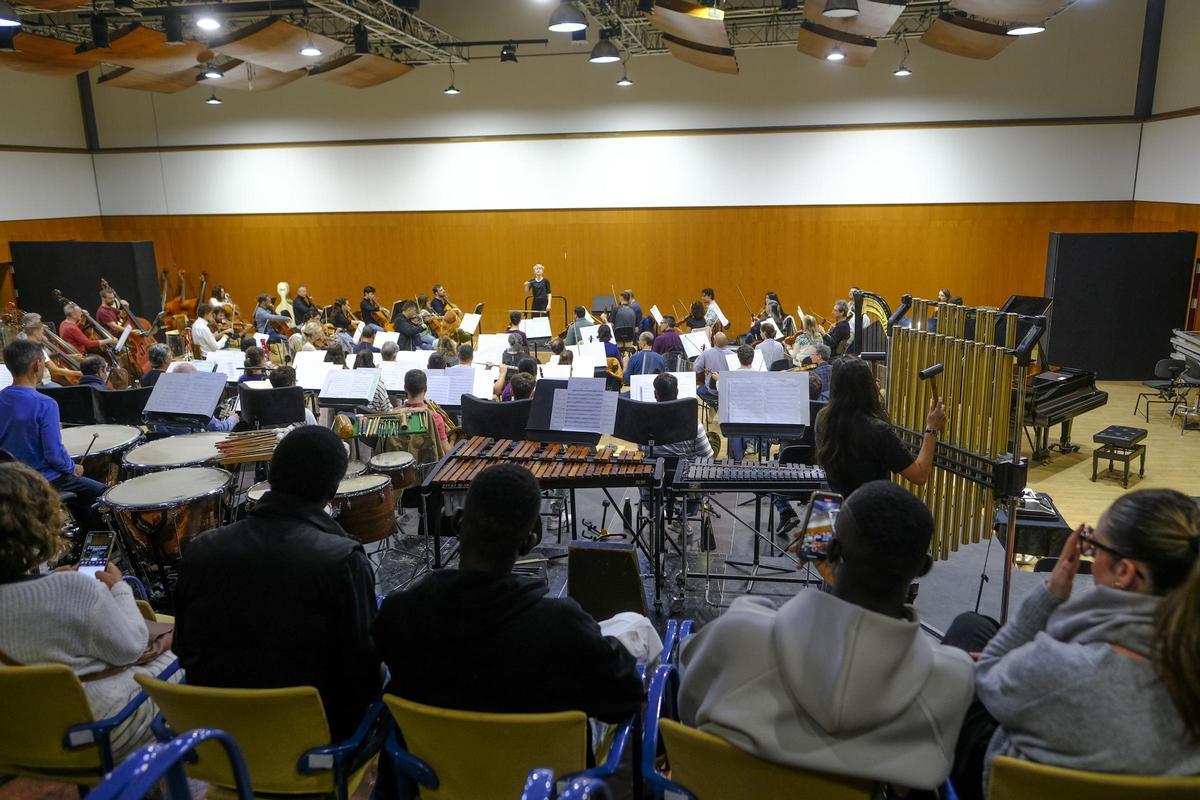 Ensayo de una orquesta.