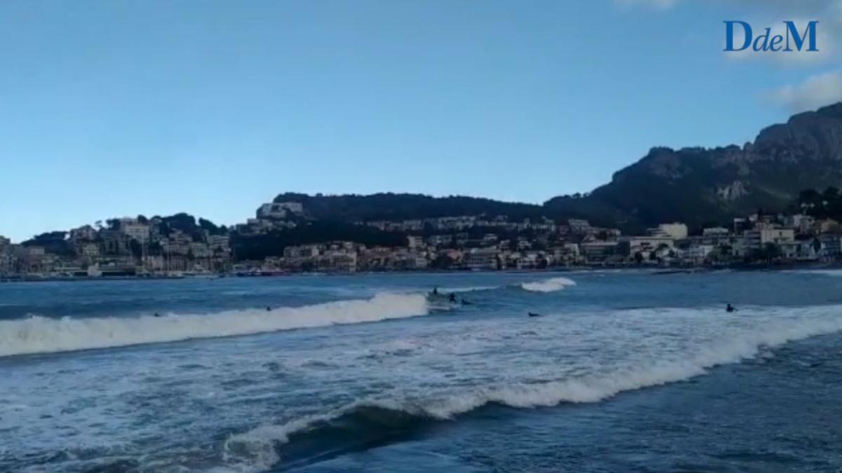 Alerta por fenómenos costeros en Mallorca: Jóvenes aprovechan las olas para practicar surf en el Port de Sóller