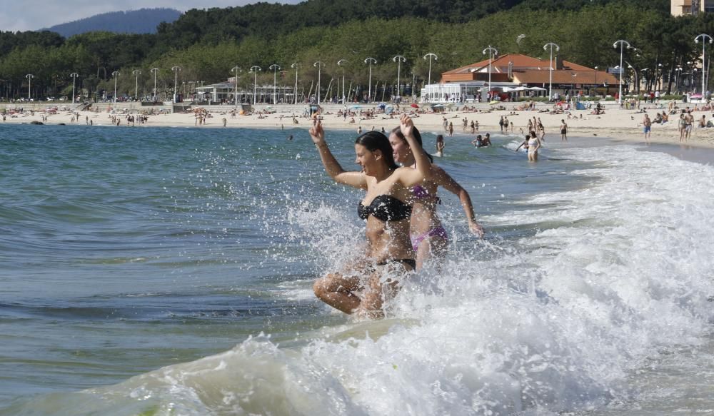 Samil se llena de bañistas ansiosos de sol // Alba Villar