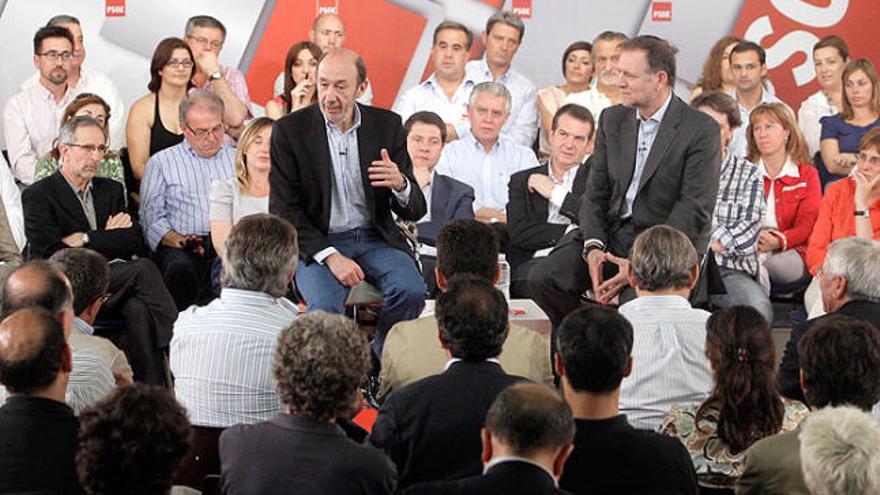 Alfredo Pérez Rubalcaba ahir durant la seva intervenció en una reunió amb alcaldes i portaveus socialistes.