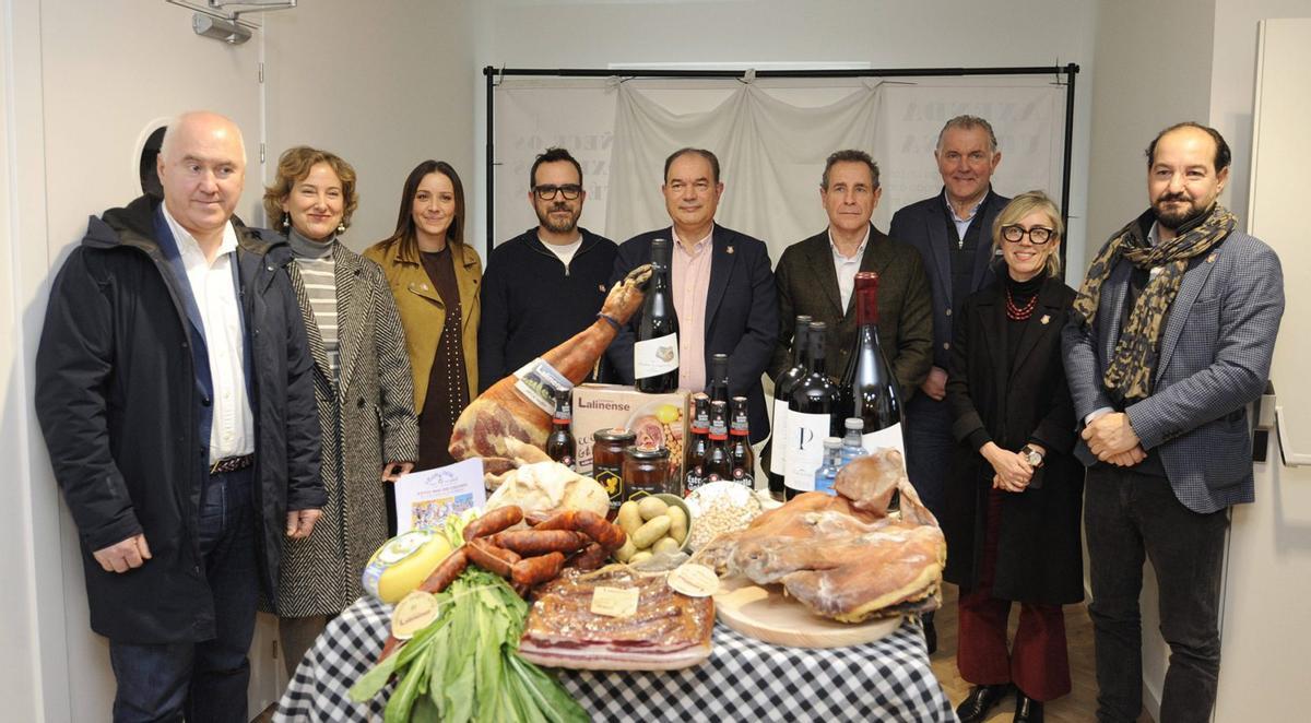 Autoridades y colaboradores de la Feira do Cocido, ayer, en la presentación del Mes do Cocido.