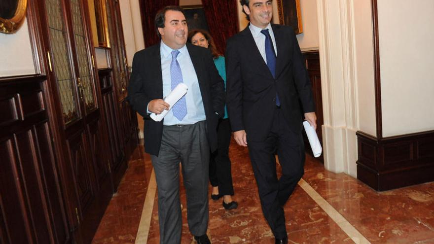 Negreira y Calvo, tras la firma de un convenio en julio de 2013, en el Concello.