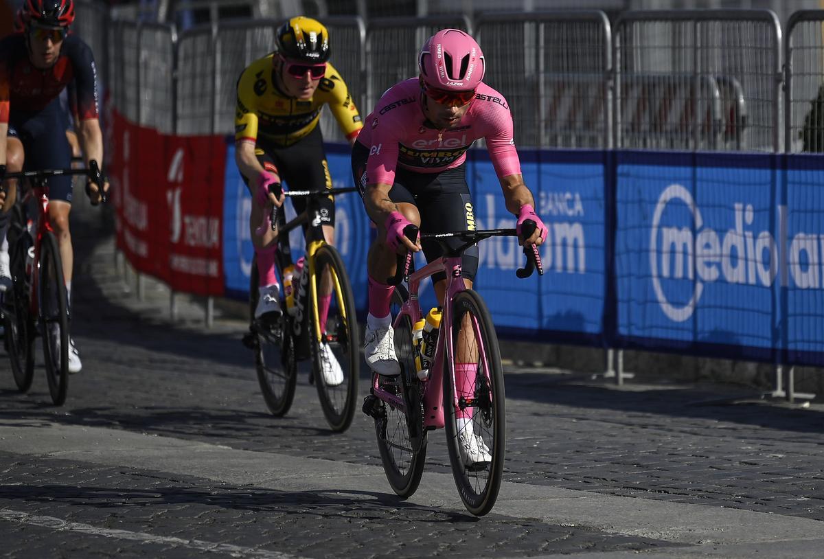 Rome (Italy), 28/05/2023.- Slovenian rider Primoz Roglic (C) of team Jumbo Visma wearing the overall leader’s pink jersey during the 21st and last stage of the 2023 Giro d’Italia cycling race, over 126 km from Rome to Rome, in Rome, Italy, 28 May 2023. (Ciclismo, Italia, Eslovenia, Roma) EFE/EPA/Riccardo Antimiani