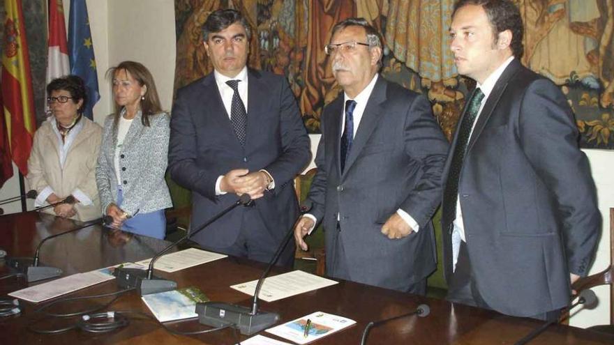 Sedano, tercero por la izquierda, junto a Folgado durante la firma del convenio con Red Eléctrica.