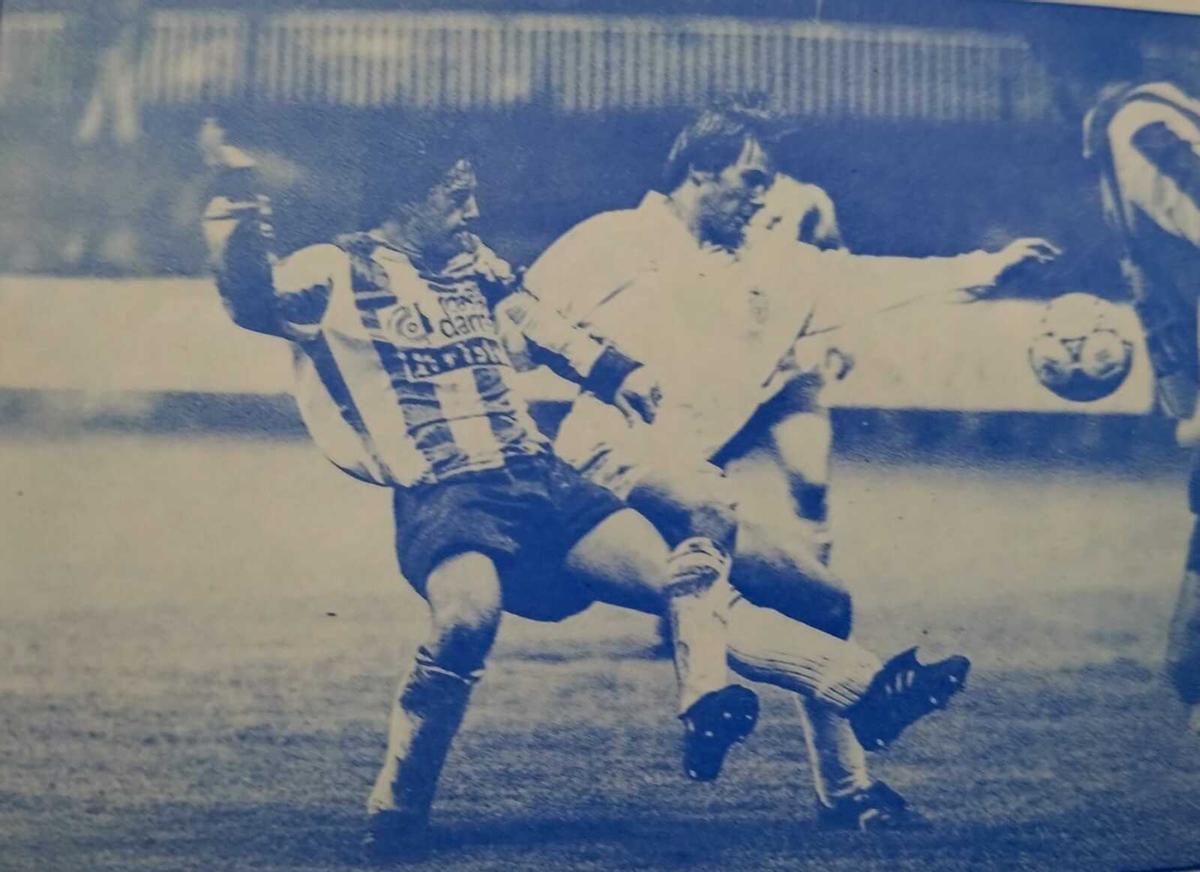 Emilín battles Mendieta during a match between Girona and Valencia's reserve team.