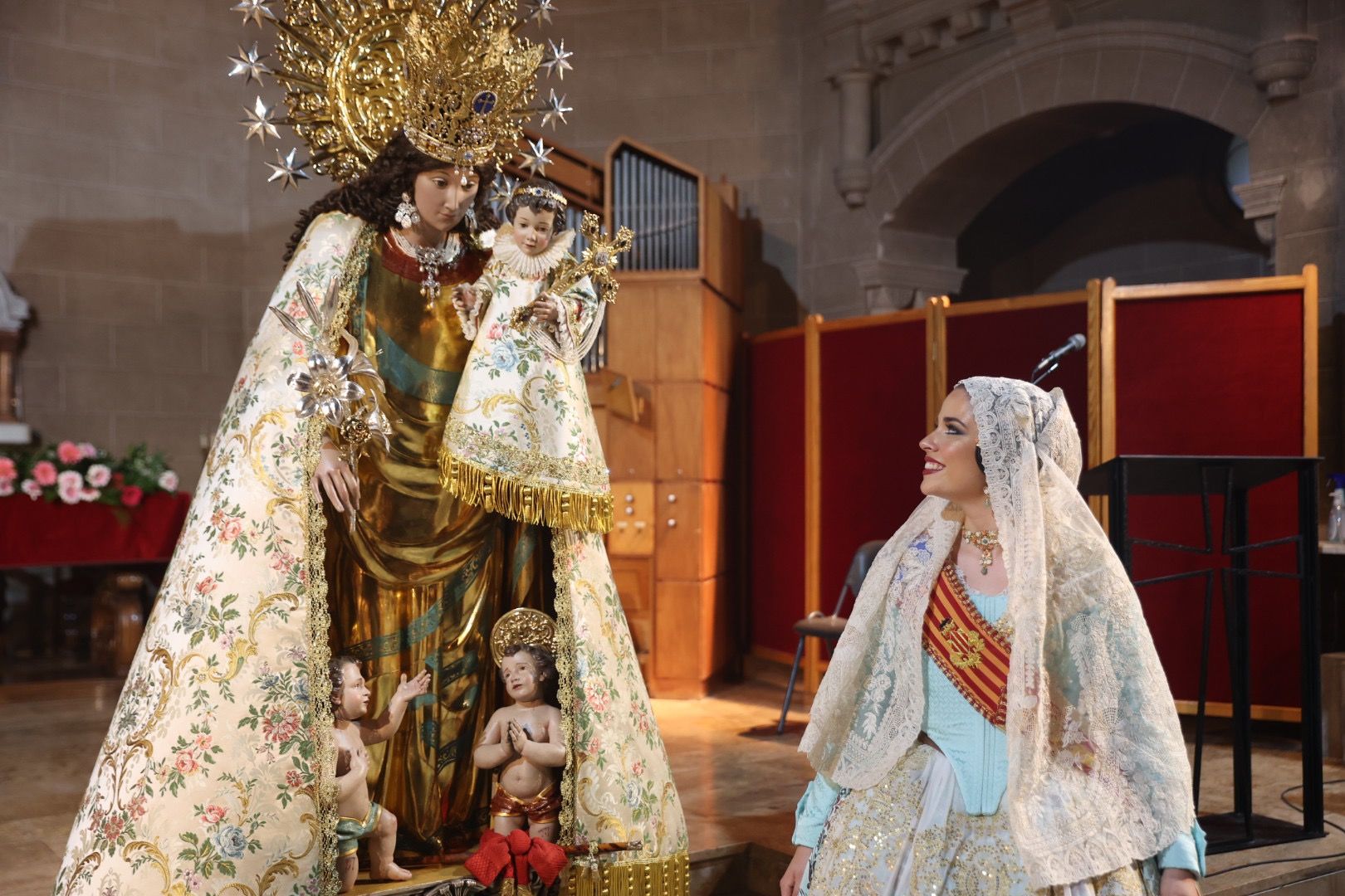 El Besamanos a la Virgen se remata con Carmen, Nerea y las cortes