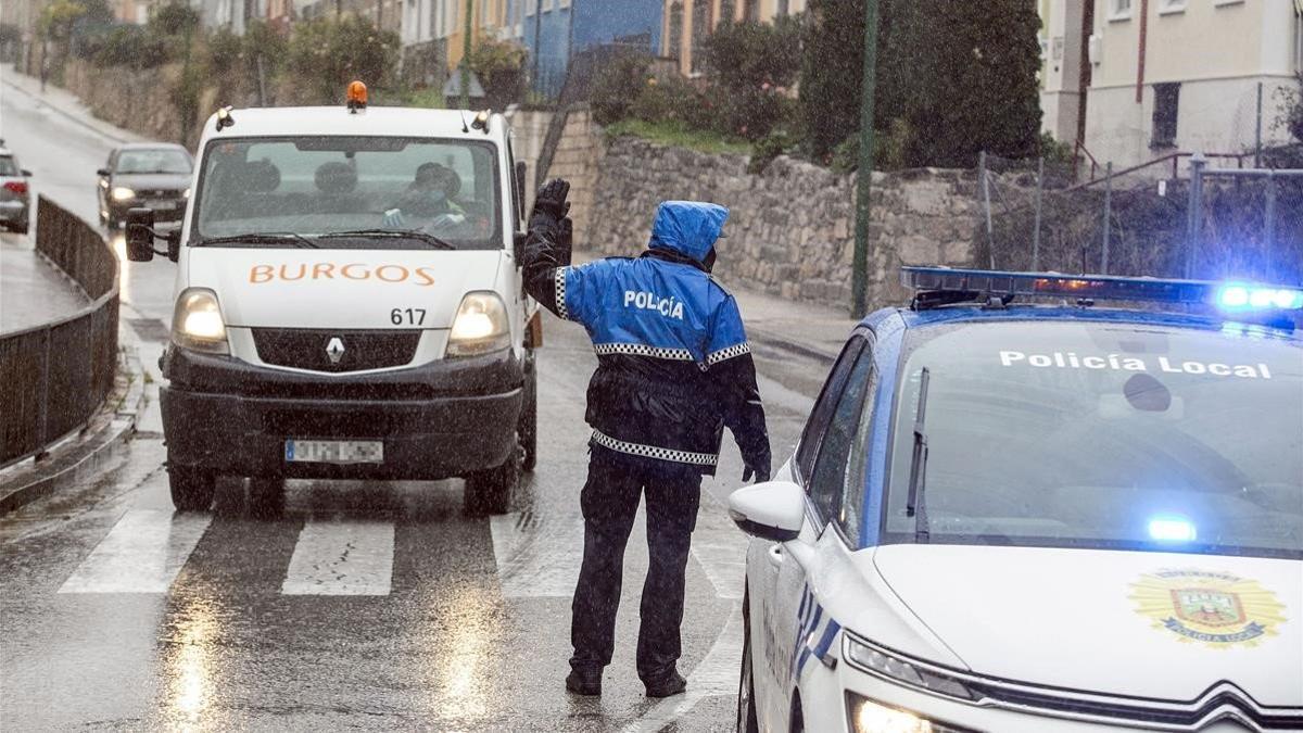 Un policía local realiza controles de movilidad en Burgos, el 21 de octubre del 2020