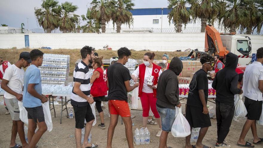 Realojan a 1.800 migrantes que duermen en la playa de Ceuta a los espacios temporales de acogida