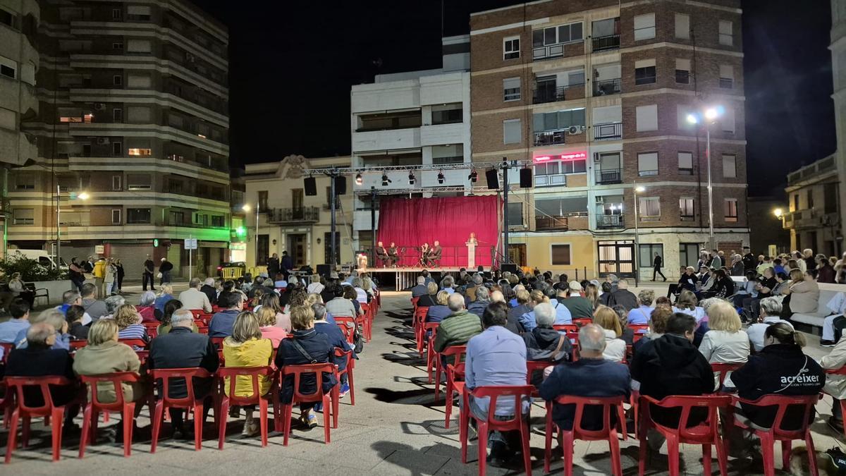 Asistentes al homenaje a las víctimas en Sedaví.