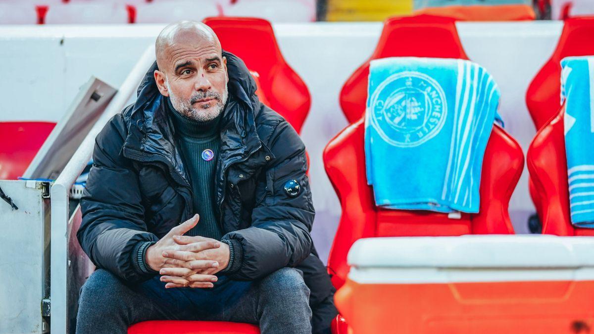 A Pep se le ha visto solo y pensativo en el banquillo en varios momentos de la temporada