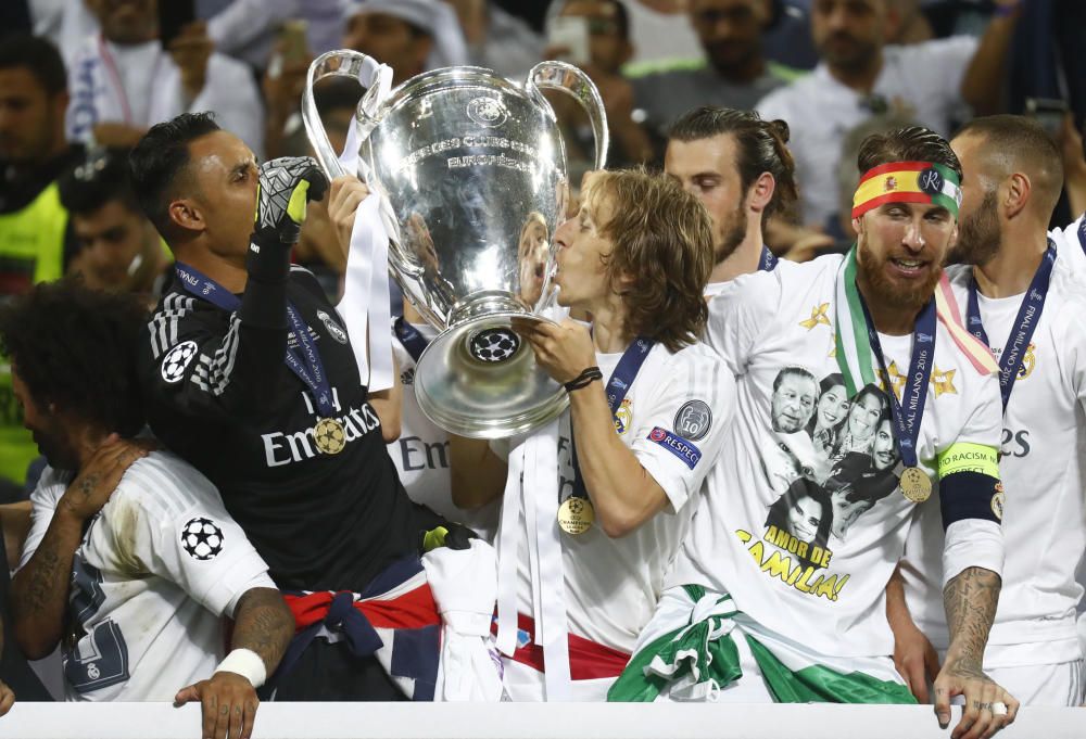 Los jugadores del Real Madrid celebran el título