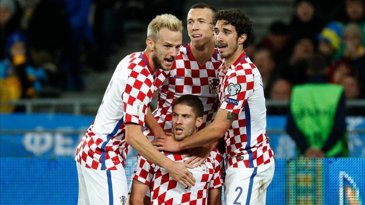 Rakitic felicita junto a sus compañeros al goleador, Kramaric