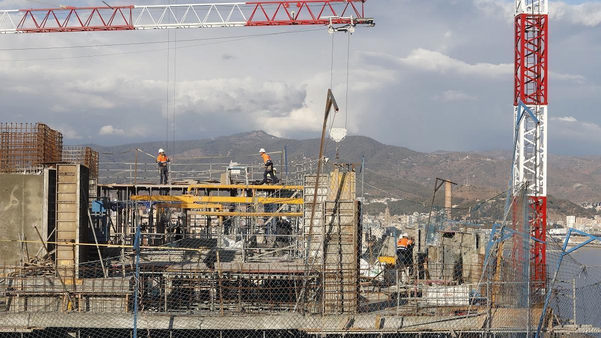 Vistas de las obras de construcción de las Málaga Towers en el Paseo Marítimo de Poniente.