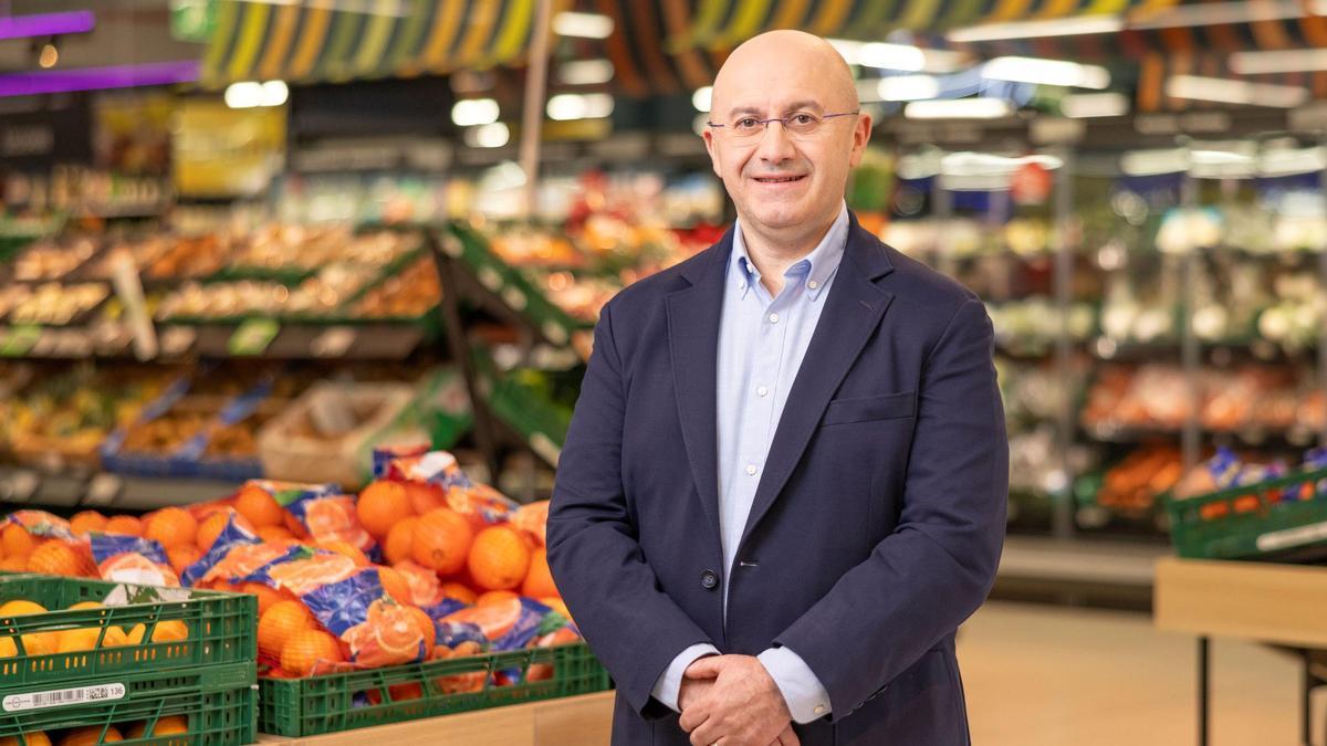 José Manuel Ferrero, director general de Vegalsa-Eroski, en una de las tiendas.