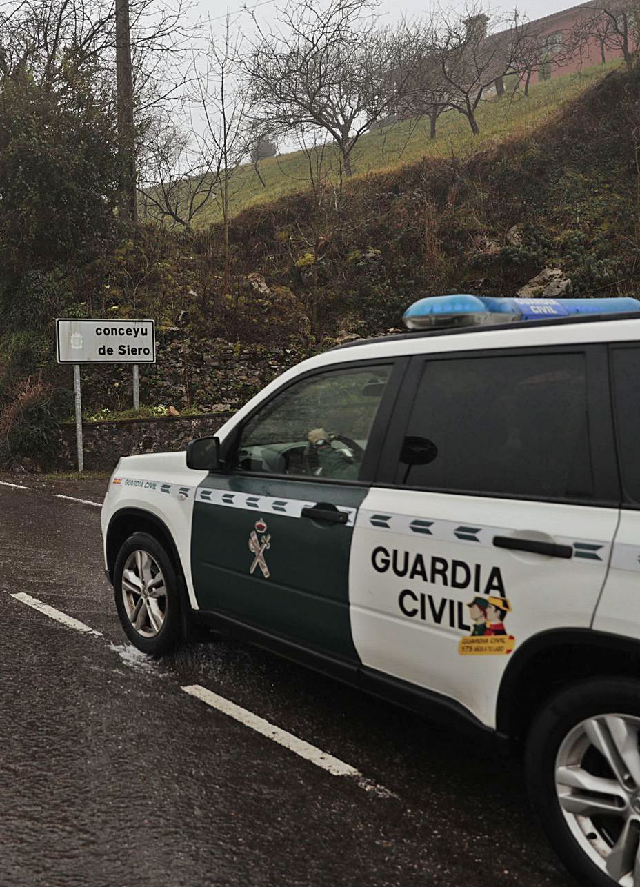 Una patrulla de la Guardia Civil, entrando en Siero.