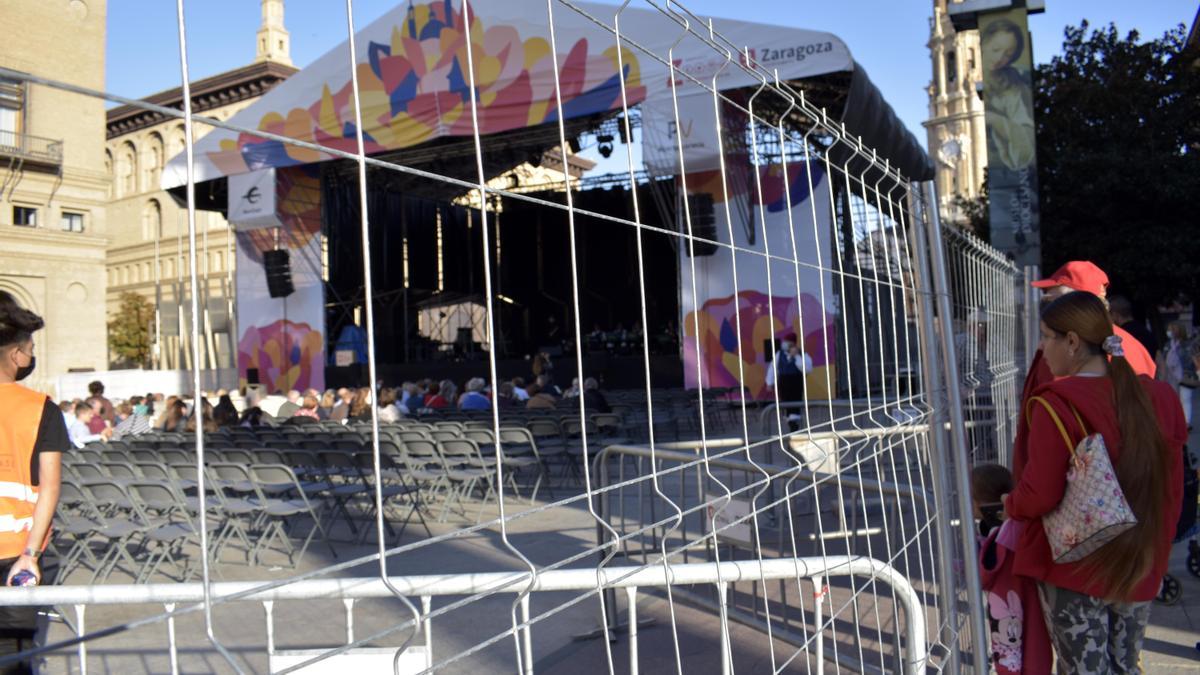 El escenario de la plaza del Pilar sin las mallas de ocultación