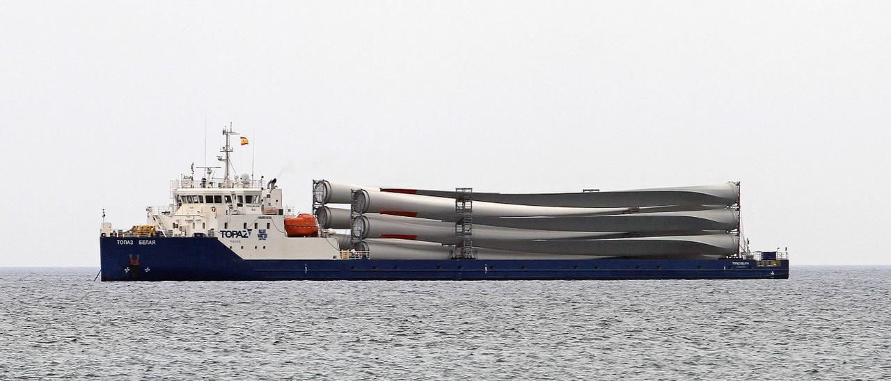 El &#039;Topaz Belaya&#039;, con las palas de aerogeneradores.