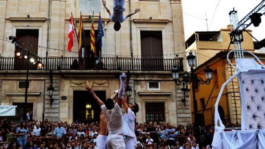 El circ transforma Alborache en un gran escenari urbà en el primer «Zorricos Fest»