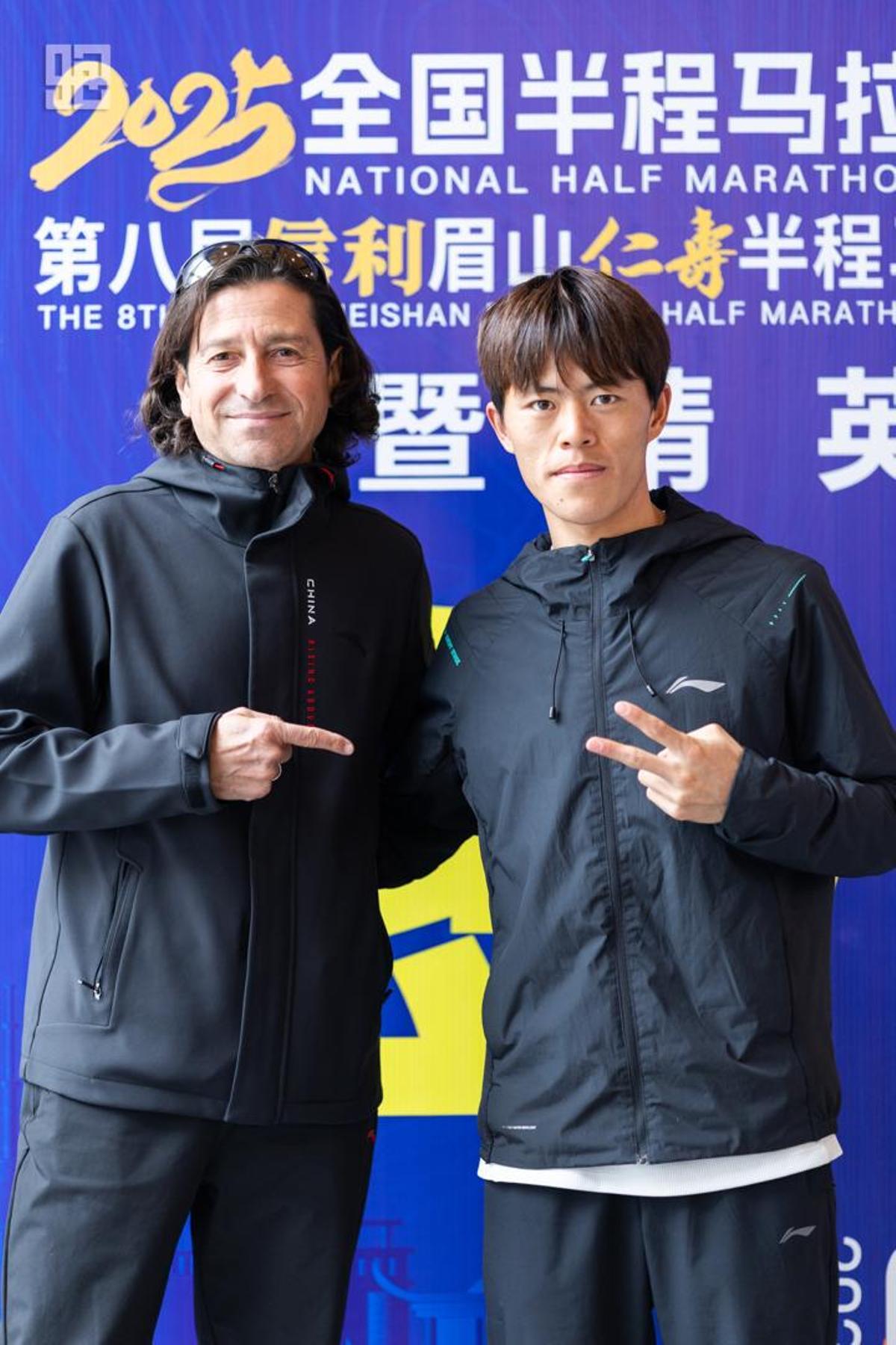 Johny Ouriagly, con uno de sus atletas