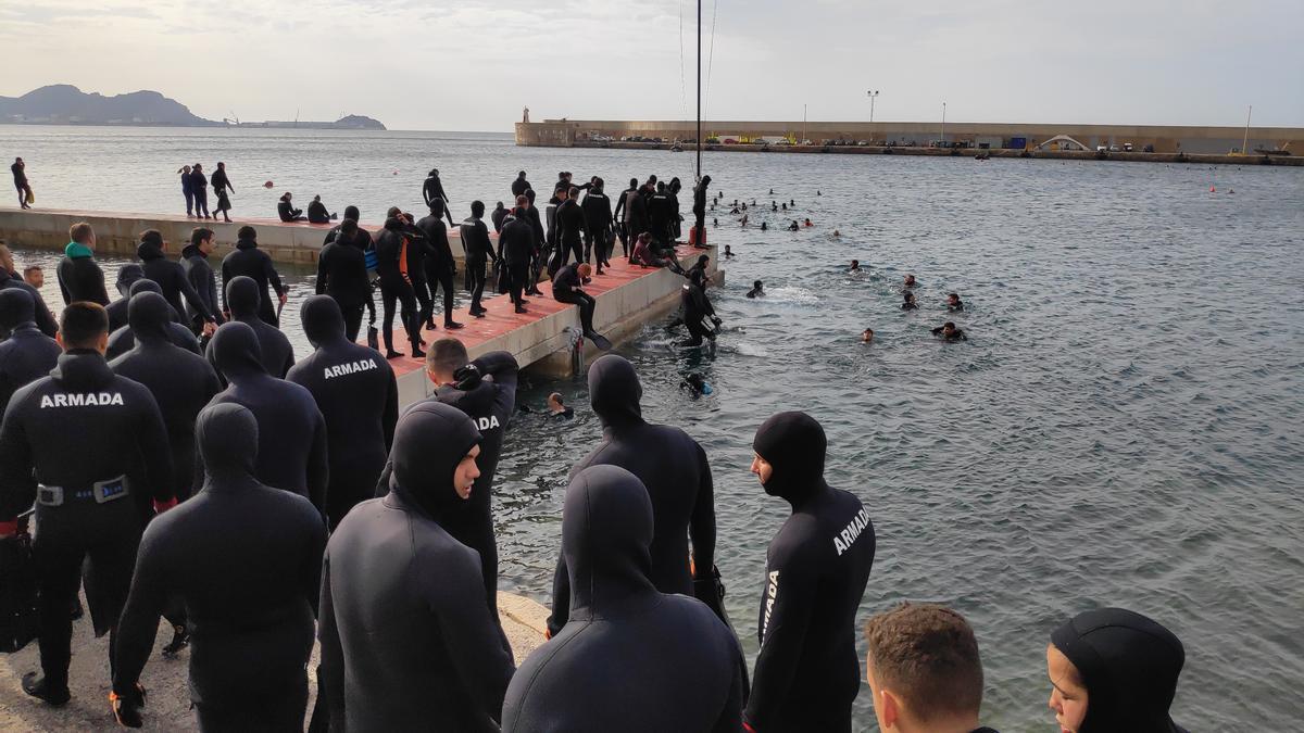 Los participantes, en el momento de lanzarse al agua